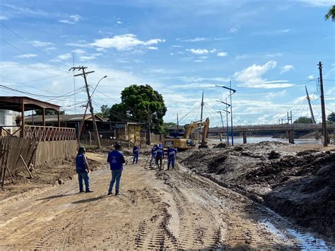 Equipes De Limpeza Retiram Quase Toneladas De Lixo E Entulho De