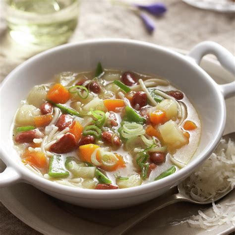 Sopa Minestrone De Verduras Con Fideos Y Alubias Rojas