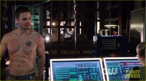 Stephen Amell Ridiculously Ripped Abs In Shirtless Arrow Stills