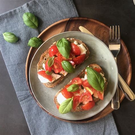 Caprese Toast Met Tomaat Mozzarella En Pesto CookingQueens