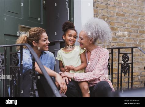 Familia de tres generaciones fotografías e imágenes de alta resolución