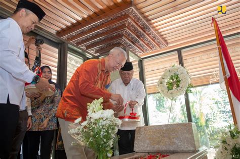 Menteri Basuki Ziarah Dan Tabur Bunga Ke Makam Bung Hatta Bapak