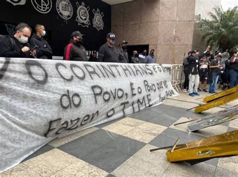 Torcida do Corinthians protesta contra má fase do time no Parque São