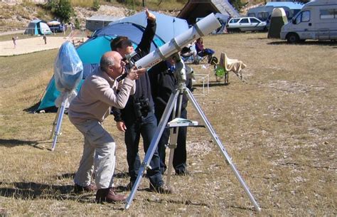 Des Centaines De Jumelles Et De T Lescopes Seront Point S Vers Le Ciel