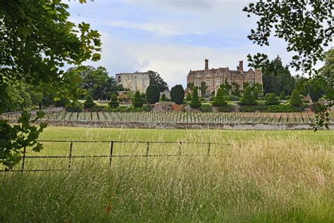 A photo slideshow of Chilham Castle - Pictures of England