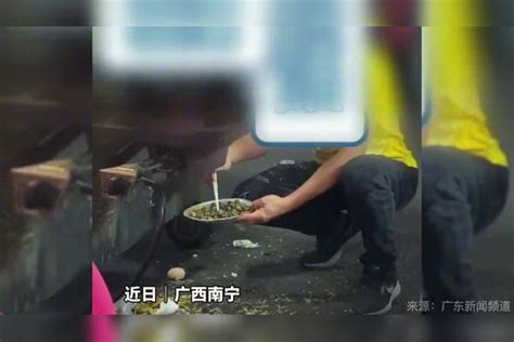 路人拍下路边摊主处理剩菜，竟将剩菜挑拣后继续放回售卖