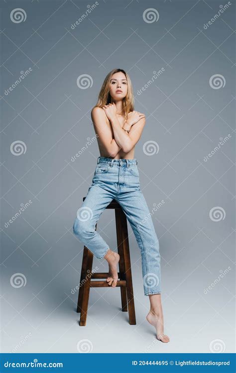 Jeune Femme De Torse Nu Dans Des Jeans Image Stock Image Du Sensuel