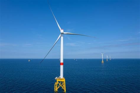 En baie de Saint Brieuc les premières éoliennes ont commencé à