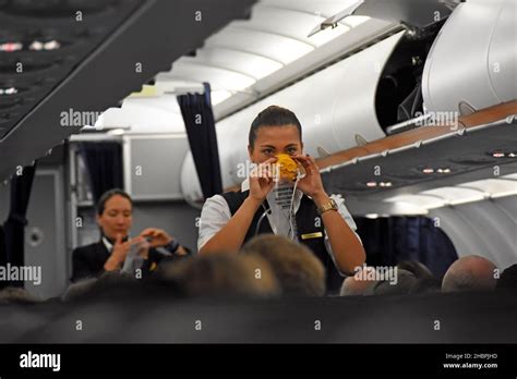 Instrucciones De Seguridad En El Avión Fotografía De Stock Alamy