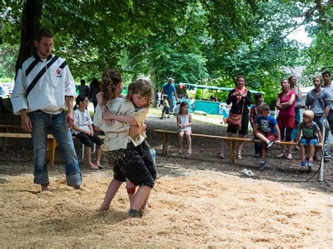 gouren sur la sciure à la fête des lutteurs à Saint Kadou en Gouesnac h