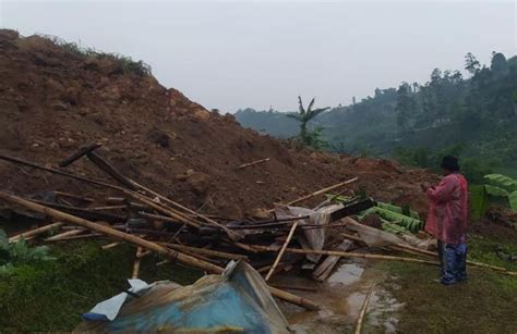 Tebing Meter Longsor Timbun Petani Di Bandung Barat Tewas Luka