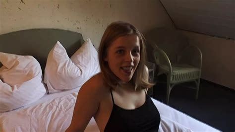 Schüchterne deutsche Brünette zum ersten Sex Casting überredet xHamster