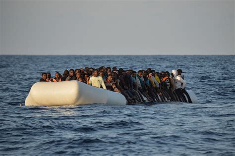 Migranti Barcone Con 100 Persone Rischia Naufragio Non Lasciateli