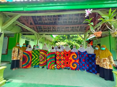 Tim Dosen PGSD UMM Gelar Sosialisasi PMB Dan Pelatihan Batik Shibori