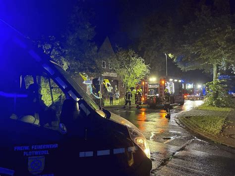 Brennendes Bücherregal sorgt für Feuerwehreinsatz in Bröckel