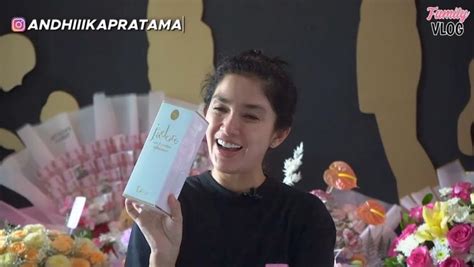 Momen Ussy Sulistiawaty Buka Kado Ulang Tahun Ada Segepok Duit