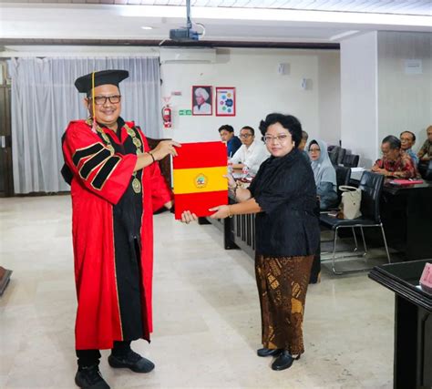 Dosen Universitas Kadiri Dr Ariella Gitta Sari S H M H Raih Gelar