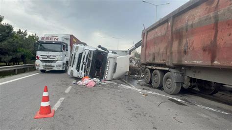 Kocaeli de devrilen hurda yüklü tırın sürücüsü yaralandı Medyabar