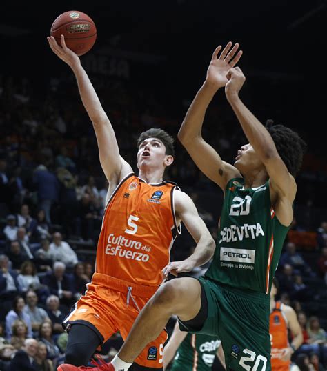 Valencia Basket Rinde Homenaje A Las Victimas De La Dana Y Vence Con