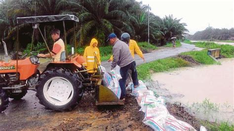 Gotong Royong Bina Benteng Guni Berisi Pasir Harian Metro