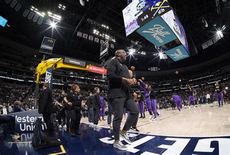 Sacramentos Mike Brown Unanimous Coach Of The Year Winner Ap News