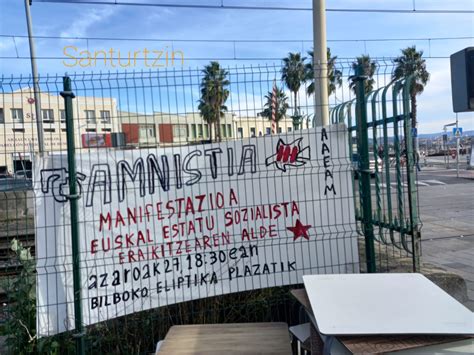 22 11 2021 Santurce Vizcaya Pancarta a favor de la amnistía de los