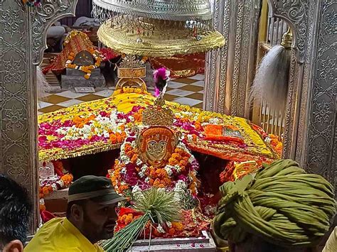 बाबा रामदेव का किया विशेष श्रृंगार किसानों ने चढ़ाई गेहूं की बालियां