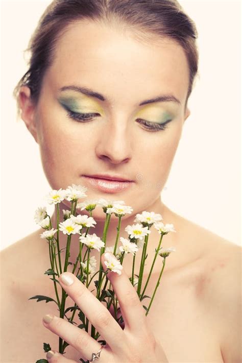 Cara De La Mujer Con Las Flores Blancas Foto De Archivo Imagen De