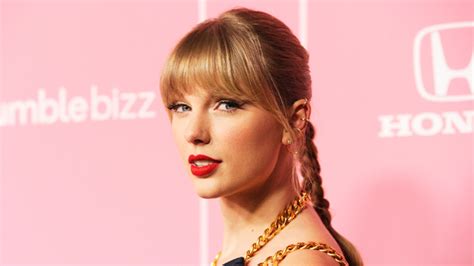 Celebrities Wearing Red Lipstick: Photos Of Taylor Swift & More ...