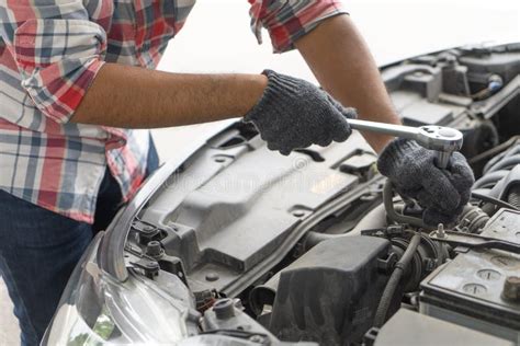 Mec Nico Verifica O Do Homem Do T Cnico O Motor De Autom Veis Na