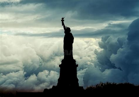 Silhueta De Est Tua Da Liberdade Sobre A Dram Tica Lua Cheia De Nova