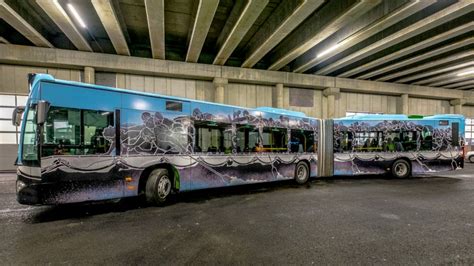 Artista polaco interviene el autobús más grande de Nuart Festival