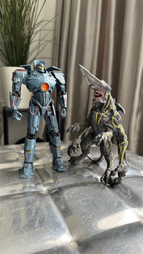 Loose Neca Pacific Rim Figures Gipsy Danger And Knifehead Hobbies