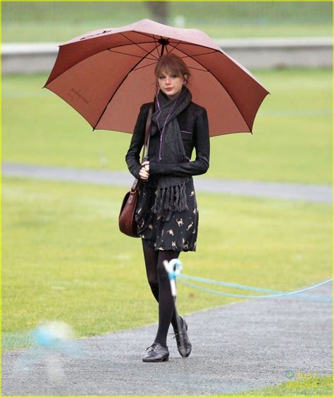 rainy day outfit-Taylor Swift | Rainy day outfit, Taylor swift street ...