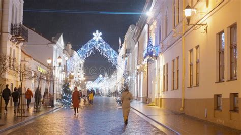 Rua De Inverno Acona Belamente Decorada Rua Da Noite De Novos Anos Que