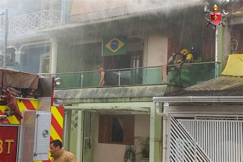 Casa Do Df Pega Fogo Após Ser Atingida Por Raio Acorda Df