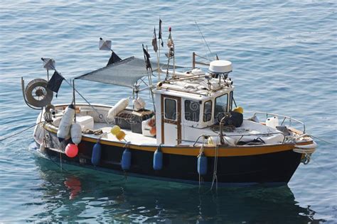 Les Otaries De Galapagos Se Reposent Sur Le Bateau De P Che Image Stock