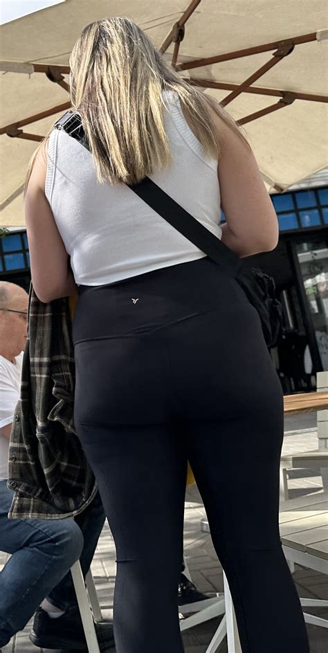 A few college pawgs at the mall looking fantastic - Spandex, Leggings