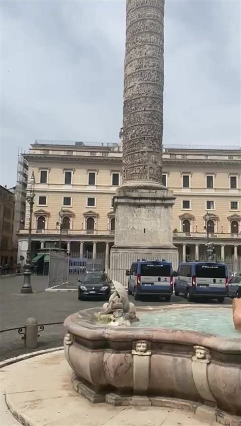 Naked in public fountain ThisVid 中文