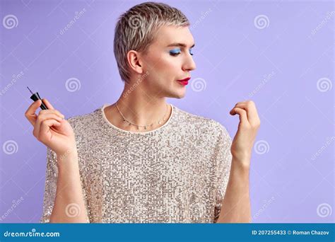 Joven Y Hermoso Hombre Gay Está Pintando Uñas Imagen de archivo Imagen de acobardamiento