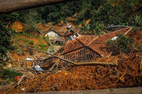 Korban Banjir Dan Tanah Longsor Masih Bertahan Di Pengungsian