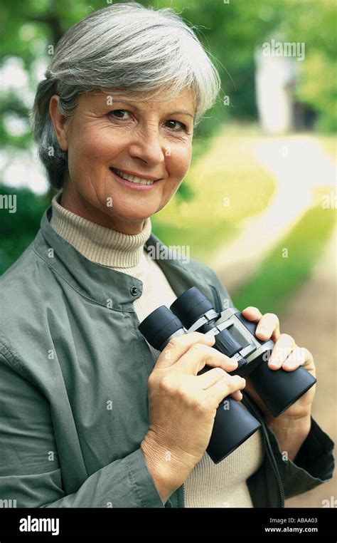 Femme Avec Des Jumelles Banque De Photographies Et Dimages à Haute