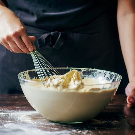 Mélange De La Pâte Pour Le Gâteau Au Chocolat Dans Un Bol Mains