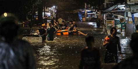 Hujan Deras Di Jakarta Jalan Ulujami Dan 2 RT Terendam Banjir Hampir 1