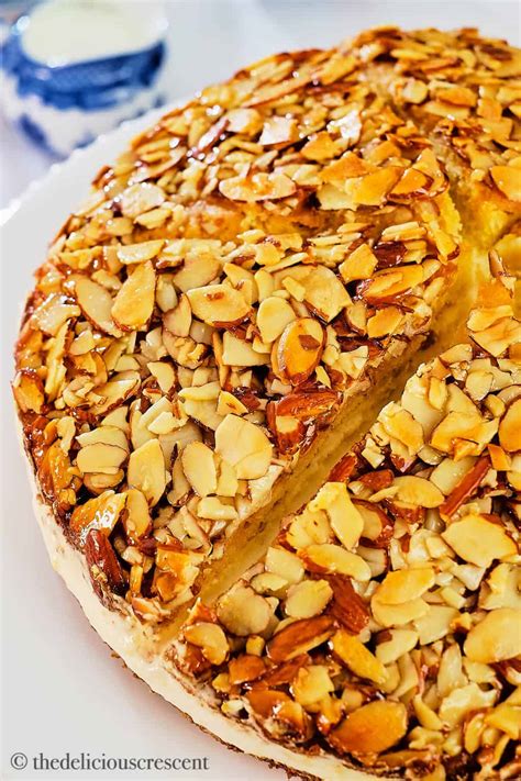 Bienenstich (Bee Sting Cake) - The Delicious Crescent