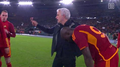 Lukaku Baciato Da Mourinho Dopo Roma Lecce Video La Stampa