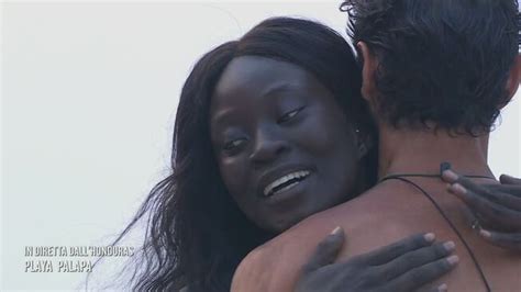 Il Bacio Di Giuda Tra Khady Gueye E Artur Dainese L Isola Dei Famosi