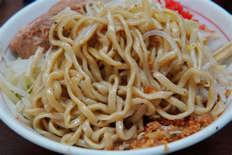 ラーメン二郎 横浜関内店 「汁なし」を「薄味」で初検証。ニンニク入れ忘れられ。生卵の使い所を早まる。釜玉風？麺はカタメの検証価値あり。もっと美味しく食べられそうな余地は残っていたが、そう