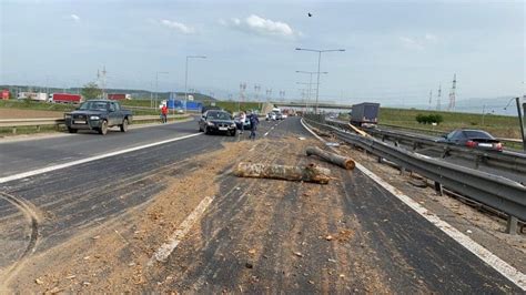 FOTO VIDEO Incident pe autostrada A1 Sibiu Sebeș Buștenii căzuți