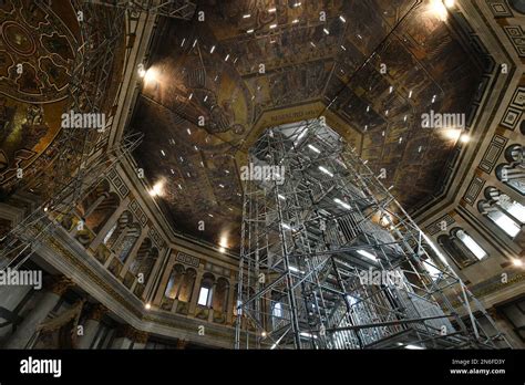 Vista Del Innovador Andamio En Forma De Seta Gigante Instalada Para La